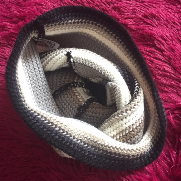 Knitted cream grey striped beanie cap (NWOT) - Picture 4 of 6